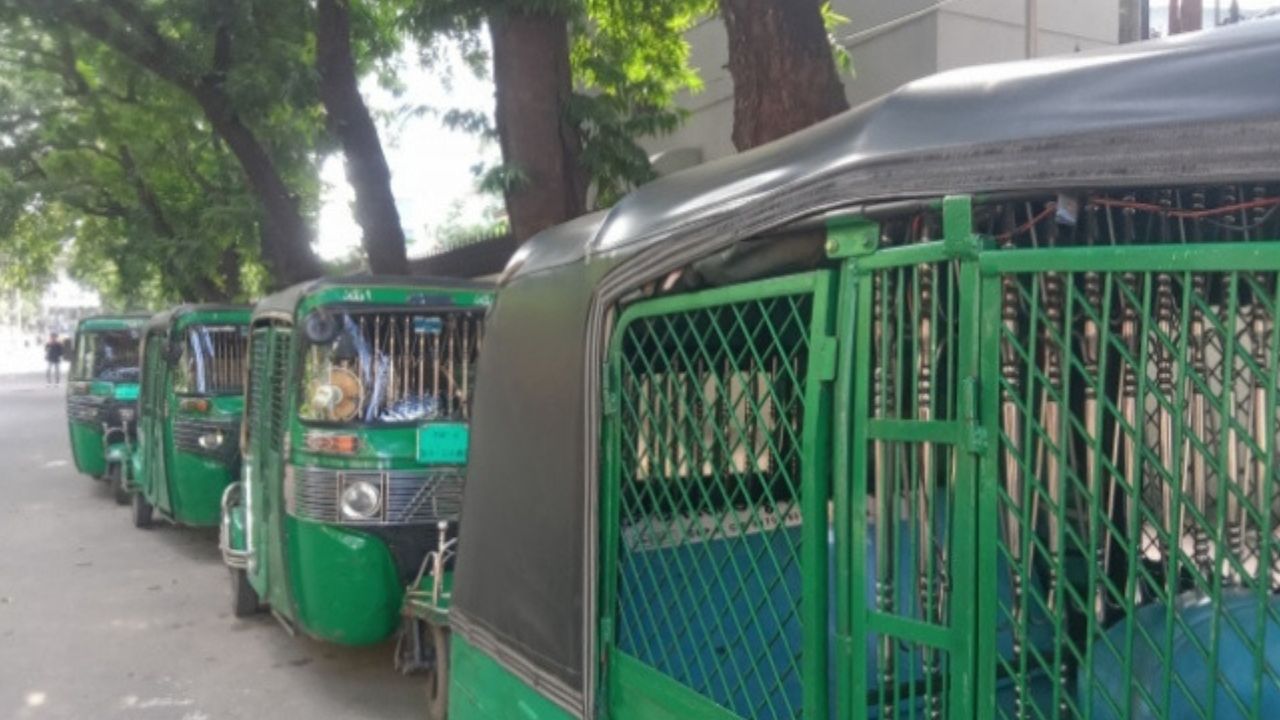 সিএনজি অটোরিকশায় লোহার গ্রিল: নিরাপত্তার বাহন এখন ‘মৃত্যুফাঁদ’