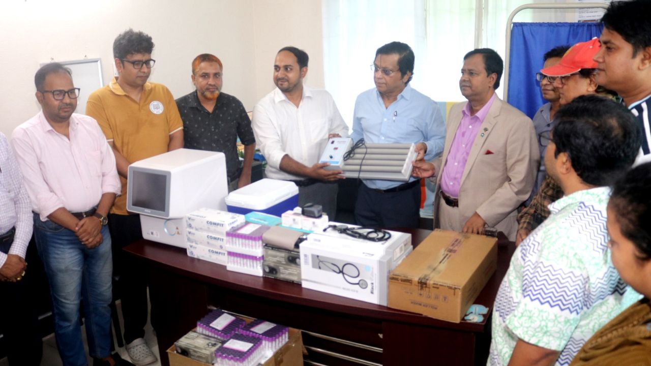 গোবিপ্রবির মেডিকেল সেন্টারে নতুন চিকিৎসা সরঞ্জাম, বিভাগ-দপ্তরে কম্পিউটার-প্রজেক্টর বিতরণ