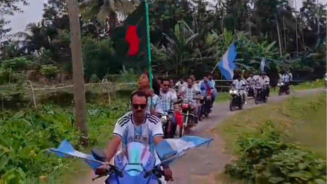 বিশ্বকাপকে স্বাগত জানিয়ে রাজাপুরে আর্জেন্টিনা সমর্থকদের মোটরসাইকেল র‍্যালি