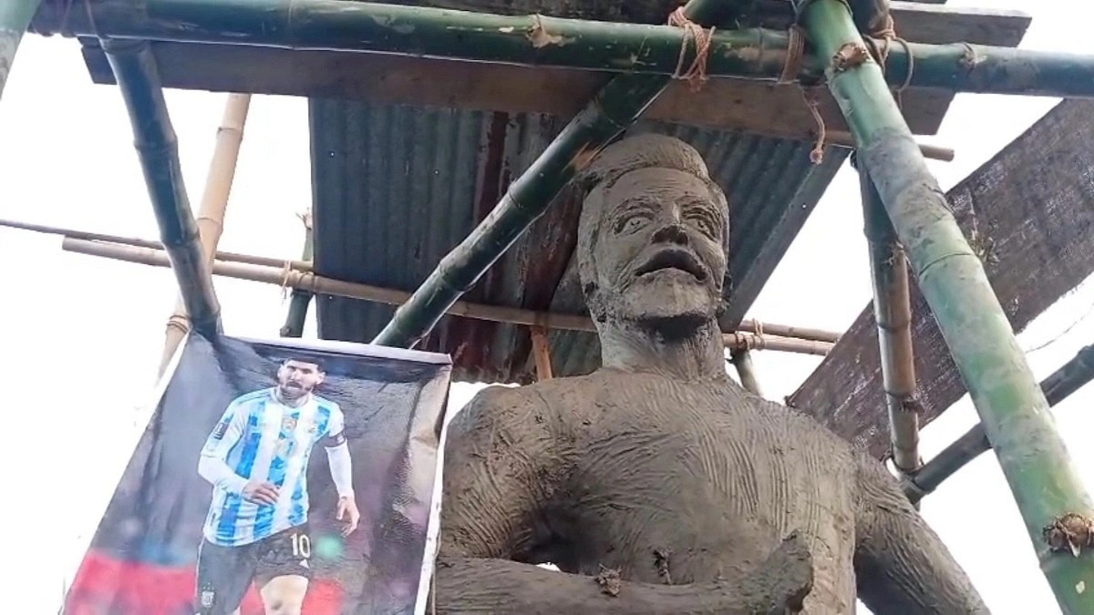 গোপালগঞ্জে নির্মাণ হচ্ছে ১৬ ফুটের মেসি ভাস্কর্য