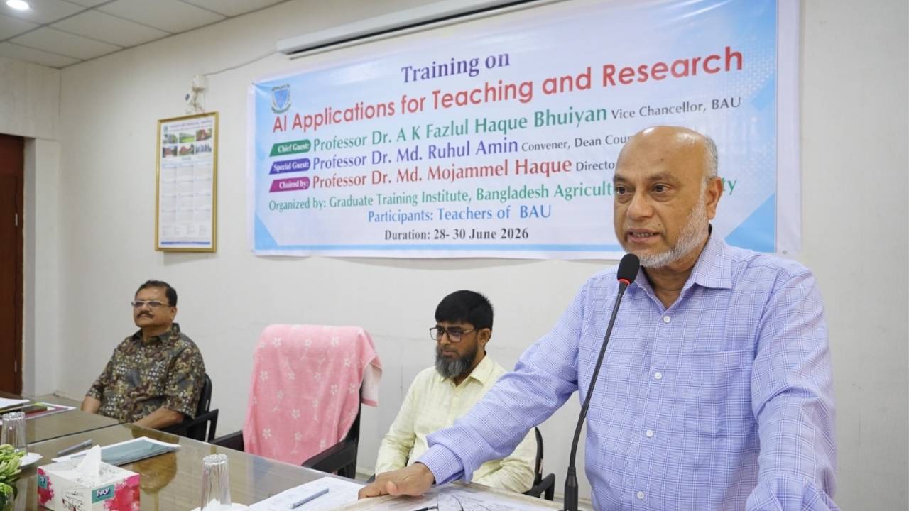 কৃত্রিম বুদ্ধিমত্তা ব্যবহারে দক্ষতা বৃদ্ধিতে বাকৃবিতে শিক্ষকদের কর্মশালা