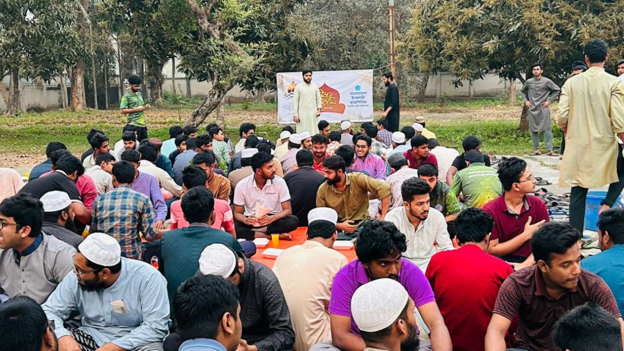 দুই শতাধিক শিক্ষার্থীর অংশগ্রহণে বাকৃবির ফজলুল হক হলে ছাত্রশিবিরের ইফতার