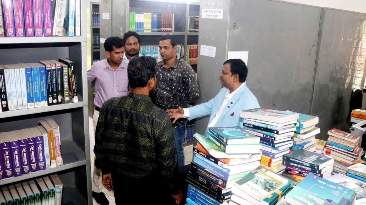 গোবিপ্রবির কেন্দ্রীয় গ্রন্থাগার ও পরিবহন দপ্তর আকস্মিক পরিদর্শনে উপাচার্য