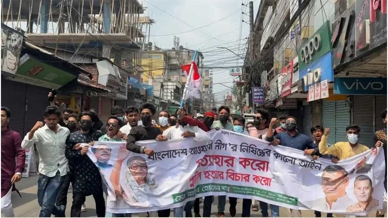 বরিশালে জুমার নামাজের সময় নিষিদ্ধ আওয়ামী লীগের ঝটিকা মিছিল