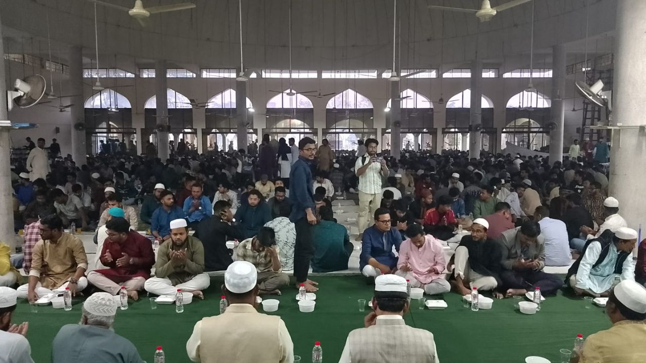 দেড় হাজার শিক্ষার্থী নি‌য়ে বাকৃ‌বি শাখা ছাত্রদলের ইফতার মাহফিল