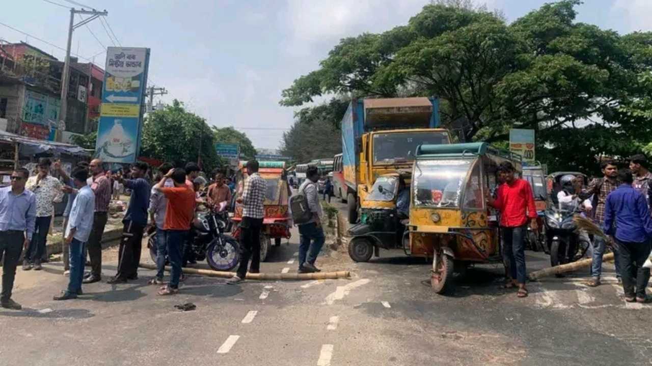 চার দাবিতে ববি শিক্ষার্থীদের ঢাকা–কুয়াকাটা মহাসড়ক অবরোধ