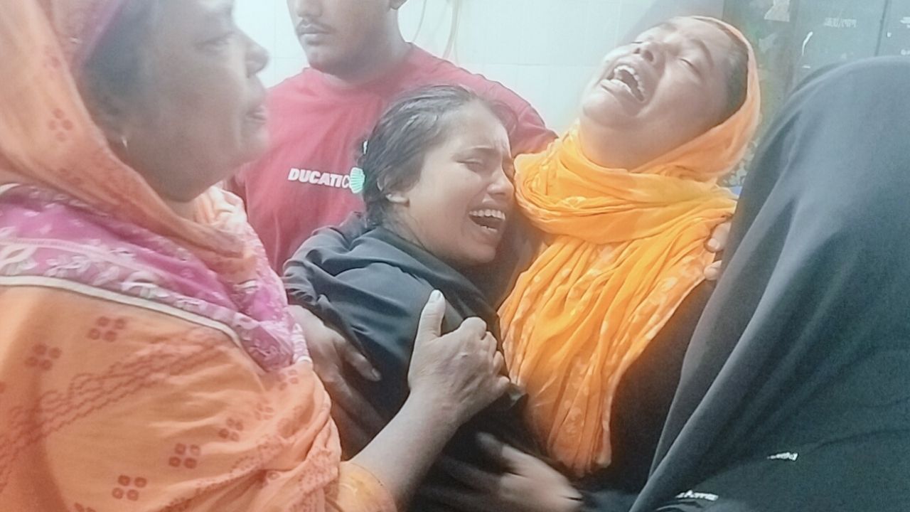 গোপালগঞ্জে ইজিবাইকের ধাক্কায় শিশুর মৃত্যু, চিকিৎসায় অবহেলার অভিযোগ স্বজনদের