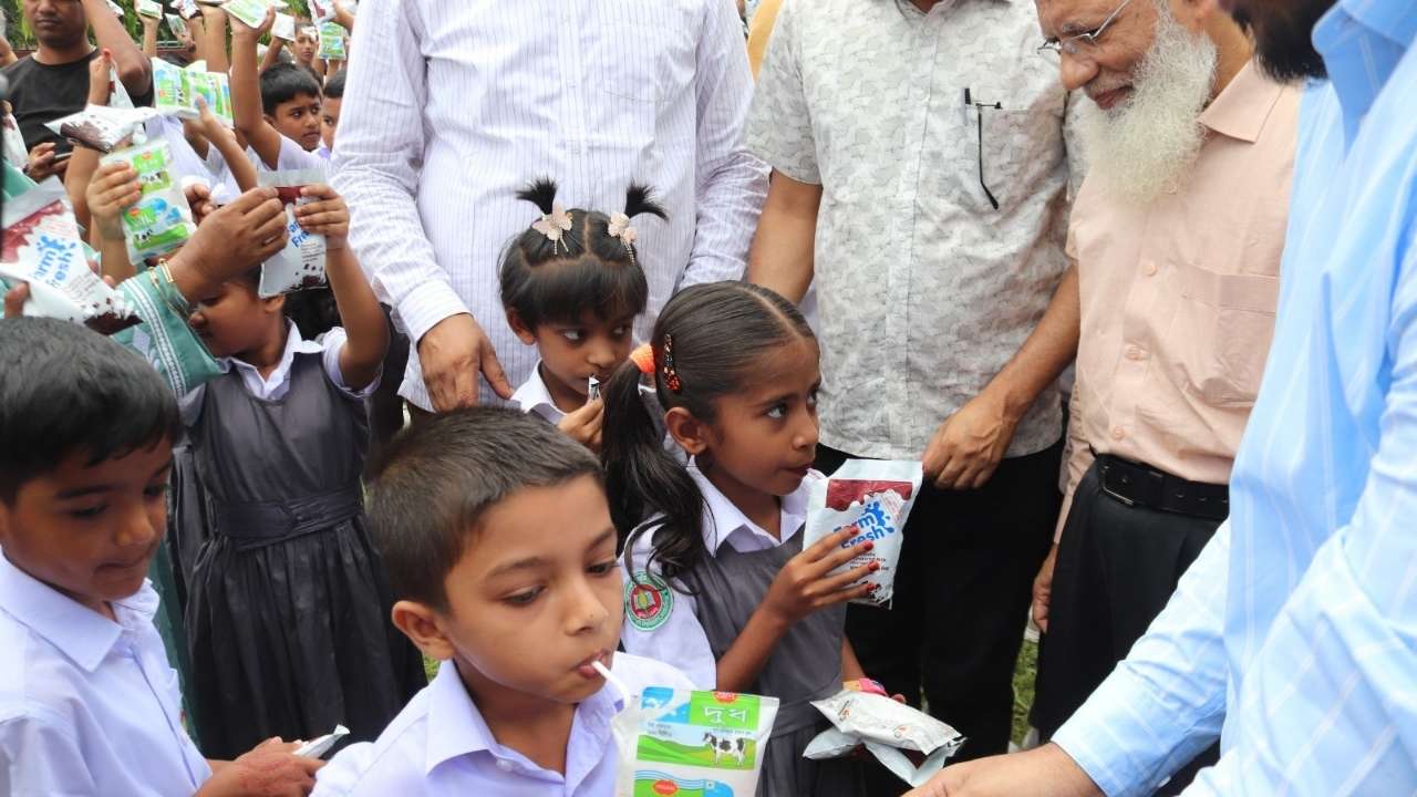বর্ণাঢ্য আয়োজনে বাকৃবিতে বিশ্ব দুগ্ধ দিবস উদযাপন