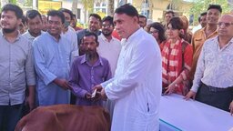 জেলেদের বিকল্প আয়ের লক্ষ্যে গোপালগঞ্জে বকনা বাছুর বিতরণ