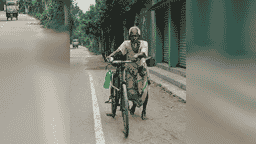 বার্ধক্যকে হার মানিয়ে জীবিকার তাগিদে সাইকেলে ছুটে চলেন ৮০ বছরের হযরত আলী