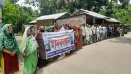 নলছিটিতে আবাসিক এলাকায় ৩৩ কেভি বিদ্যুৎ লাইন অপসারণের দাবিতে মানববন্ধন