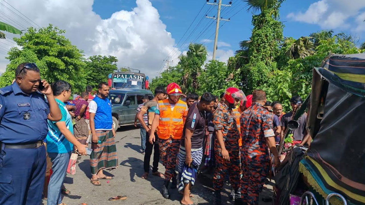 খুলনায় ট্রাকের ধাক্কায় ইজিবাইকের তিন যাত্রী নিহত