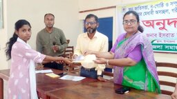 ফরিদপুরে ক্ষুদ্র নৃ-গোষ্ঠী শিক্ষার্থীদের মাঝে নগদ অর্থ বিতরণ