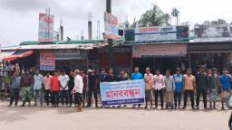রাজাপুরে অটোচালকদের উপর চাঁদাবাজি ও হামলার প্রতিবাদে মানববন্ধন