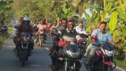 ঝিকরগাছায় মিজানুর রহমান খাঁনের মোটরসাইকেল শোডাউন ও প্রয়াত নেতার কবর জিয়ারত