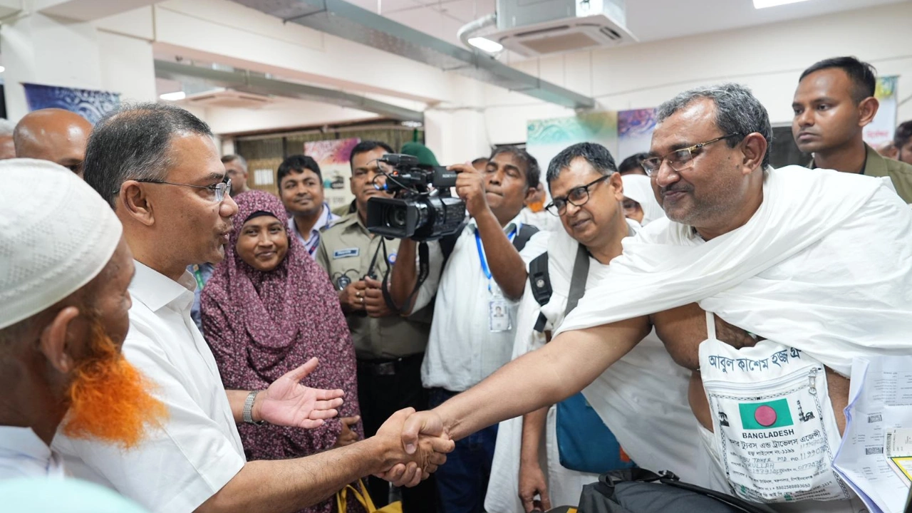 হজ ক্যাম্প পরিদর্শন করলেন প্রধানমন্ত্রী