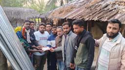 সেচ্ছাসেবী সংগঠন আত্মপ্রকাশ পাইকগাছা উদ্যোগে অসহায় নাছিমার ঘর তৈরির উপকরণ বিতরণ