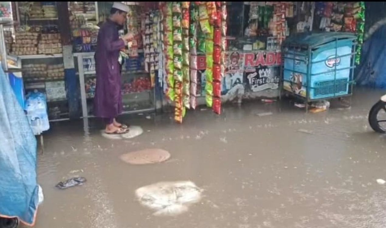 ৩ ঘণ্টার বৃষ্টিতে ডুবল নোয়াখালী শহর, দুর্ভোগ চরমে