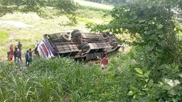 নগরকান্দায় ঢাকা-খুলনা মহাসড়কে বাস উল্টে আহত ১২