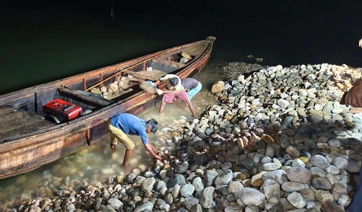 লুট হওয়া পাথর উদ্ধারে রাতভর অভিযান, ১২ হাজার ঘনফুট পাথর উদ্ধার