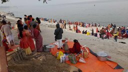 রাজবাড়ীতে মাঘী পূর্ণিমা উপলক্ষে পদ্মায় সনাতন ধর্মাবলম্বীদের গঙ্গাস্নান