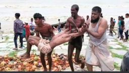 জোয়ারে ভেসে যাচ্ছিলেন পর্যটক, সাহসী জেলের তৎপরতায় প্রাণে রক্ষা!