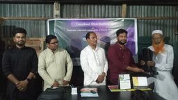 সিংগাইরে সাপের দংশন থেকে রক্ষায় কৃষকদের মাঝে গামবুট বিতরণ