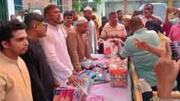 ঈদুল ফিতর উপলক্ষে কুয়াকাটায় সাবেক পৌর মেয়রের নিজস্ব অর্থায়নে পাঁচ হাজার দুস্থ নারীকে নতুন শাড়ি প্রদান।