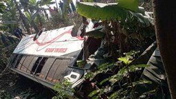 নগরকান্দায় নিয়ন্ত্রণ হারিয়ে যাত্রীবাহী বাস খাদে, আহত অন্তত ১৫