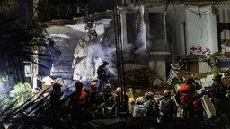 ইরানের ক্ষেপণাস্ত্র হামলায় ইসরায়েলে ধ্বংসস্তূপ ভবন, নিহত ৪