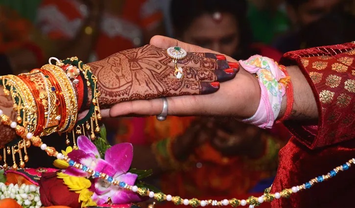 অনুষ্ঠান করে স্ত্রীকে প্রেমিকের সঙ্গে বিয়ে দিলেন স্বামী!