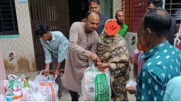 চাটখিলে অসহায় পরিবারের মাঝে বিএনপি নেতা মাহাবুব আলম সবুজের ইফতার সামগ্রী বিতরণ