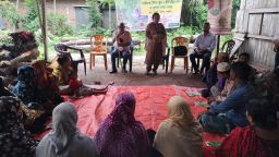 'পার্টনার ফিল্ড স্কুল’ বদলে দিচ্ছে নড়াইলের কৃষি চিত্র: জ্ঞানে স্বাবলম্বী হচ্ছেন কৃষক-কৃষাণীরা