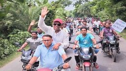 পাইকগাছা-কয়রায় নদী ভাঙন রোধ ও উন্নয়ন দাবিতে লংমার্চ অনুষ্ঠিত