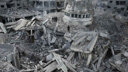 গাজার ধ্বংসস্তূপে এক ভবন থেকেই উদ্ধার ৪৫ মরদেহ