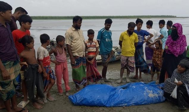 নোঙর করা ট্রলারে বাল্কহেডের ধাক্কা : নিহত ২