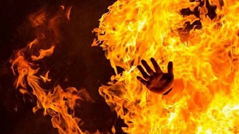 প্রেমিকাকে না পেয়ে গায়ে পেট্রোল ঢেলে আগুন