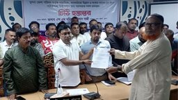 পাইকগাছায় জেলা পরিষদের প্রকল্পের চিঠি হস্তান্তর ও শিক্ষার্থীদের মাঝে গাছের চারা বিতরণ
