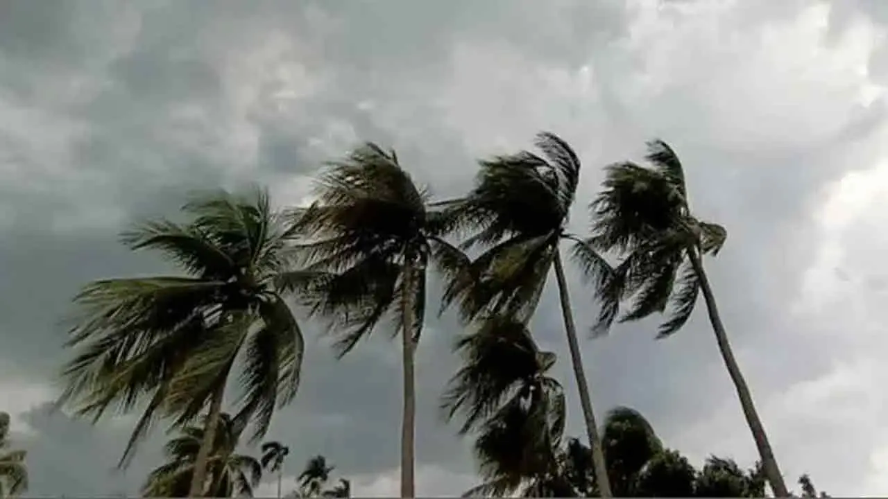 ঢাকাসহ ১০ অঞ্চলে ঝড়-বৃষ্টির আভাস, নদীবন্দরে সতর্ক সংকেত