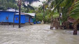 নোয়াখালীতে বাঁধ ভেঙে উপকূলের মানুষের জনজীবন বিপর্যস্ত