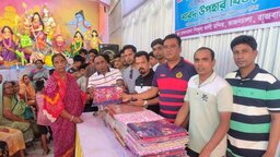 রাজবাড়ীতে অসহায় মানুষের মাঝে ‘আমরা সনাতনী যুবক’-এর শারদ উপহার