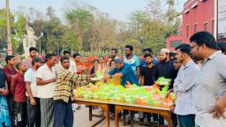শ্রমজীবী ও দুস্থ মানুষের মাঝে বাকৃবি ছাত্রদলের ইফতার বিতরণ কর্মসূচি