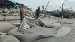 নদী ভাঙন রক্ষায় ফেলা জিও ব্যাগ ছিঁড়ে ফেলার অভিযোগ, স্থানীয়দের বিক্ষোভ