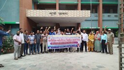 সাতক্ষীরায় বিভিন্ন দাবিতে গণপূর্ত কর্মচারীদের অবস্থান কর্মসূচি