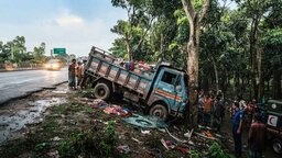 মুকসুদপুরে নিয়ন্ত্রণ হারিয়ে গাছে ট্রাকের ধাক্কা, নিহত ১