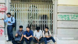 ভিসি ভবনে তালা ঝুলিয়ে জবির শিক্ষার্থীদের অবস্থান, দুই দফা দাবিতে আন্দোলন