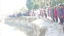 আলফাডাঙ্গায় নদীভাঙন রোধে স্থায়ী বাঁধের দাবিতে মানববন্ধন