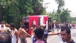 গোপালগঞ্জে বাস-মোটরসাইকেলে সংঘর্ষে একই পরিবারের ৩ জনসহ নিহত- ৫