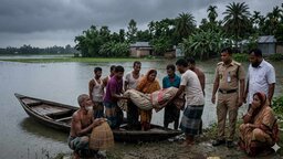 নেত্রকোণায় বৃষ্টির মধ্যে মাছ ধরতে গিয়ে বজ্রপাতে যুবকের মৃত্যু