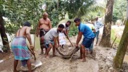 দুর্ভোগ কমাতে এলাবাসীর পাশে চেয়ারম্যান প্রার্থী!